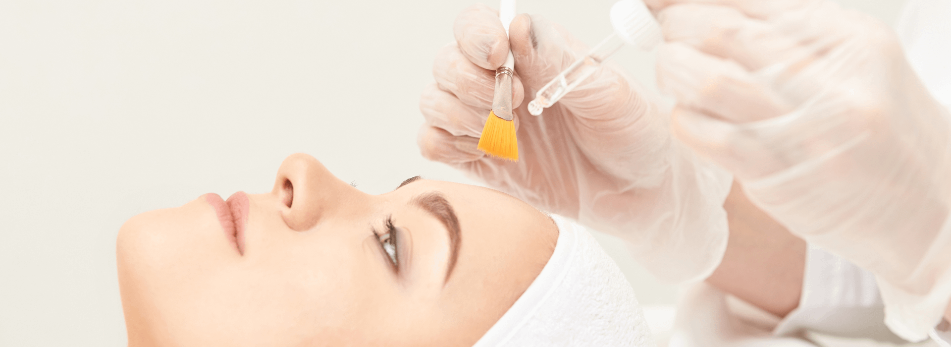 Peeling chimique : avantages, risques et contre-indications